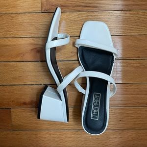 Princess Polly Therapy Goldie / white block heel